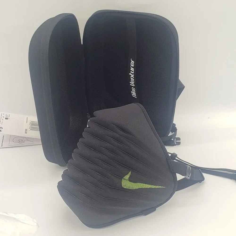 NWT Nike Face Mask Unisex Black New Training Swoosh DO8356-010 Size Medium